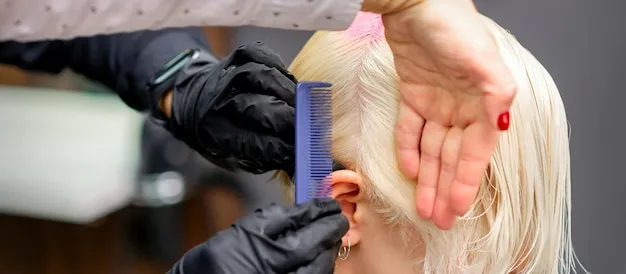 Aplicación de tinte en cabello de cliente durante servicio.
