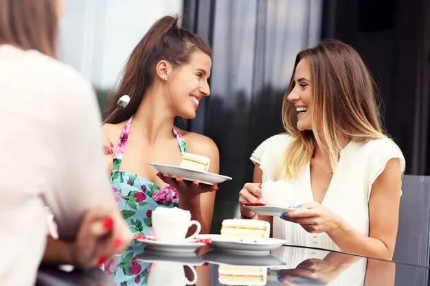Café y desayuno servido a clienta en salón acogedor.