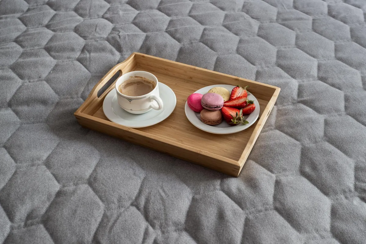 Bandeja de bebidas de cortesía en la habitación del Hôtel Joyet de Maubec.