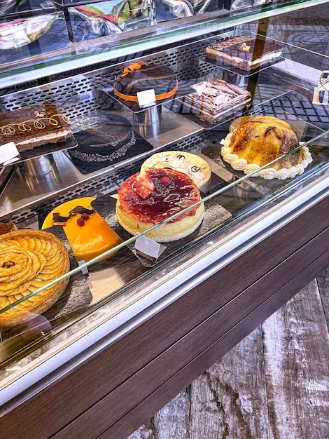 Selección de pastelería en el mostrador del bar.