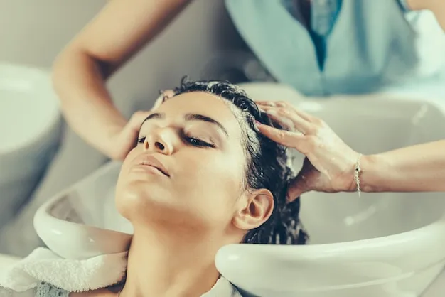 Aplicación de máscara hidratante en cabello.