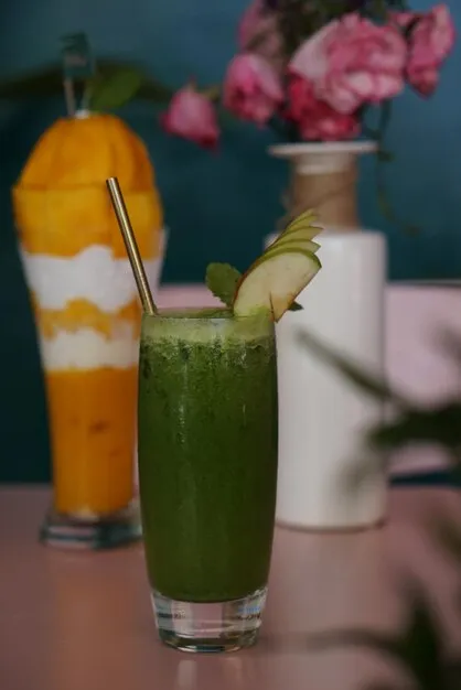 Smoothie refrescante de frutas en vaso transparente.