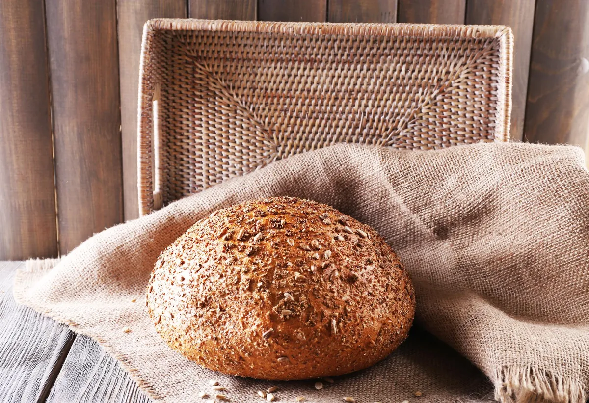 Pan de centeno oscuro y aromático en cesto.
