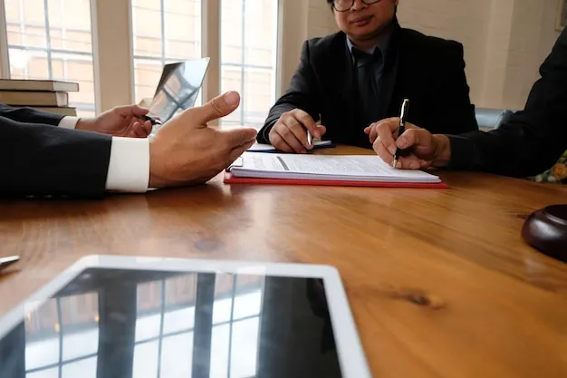 Cliente firmando contrato supervisado por abogado.