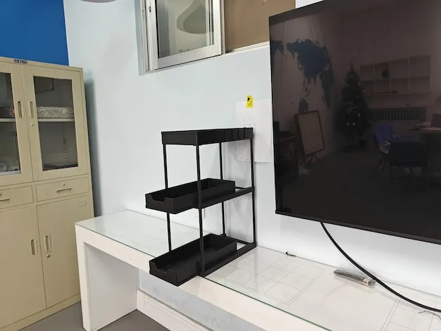 Soporte articulado compacto con TV en posición plegada.