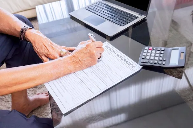 Asesor preparando declaración de renta en escritorio con calculadora.