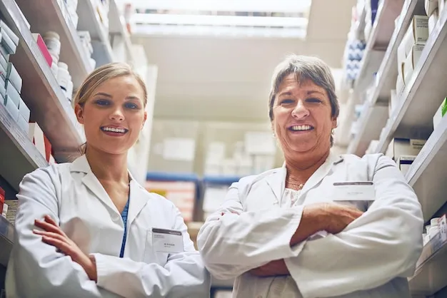 Equipo profesional de Farmacia Palau atendiendo en el mostrador de la farmacia en Benaguasil.