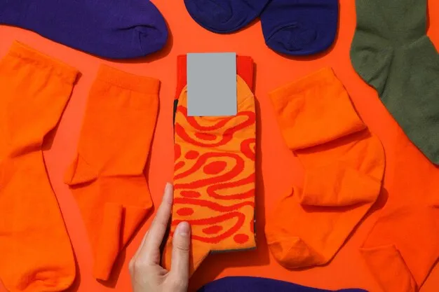 Calcetines streetwear en paquetes sobre mostrador.