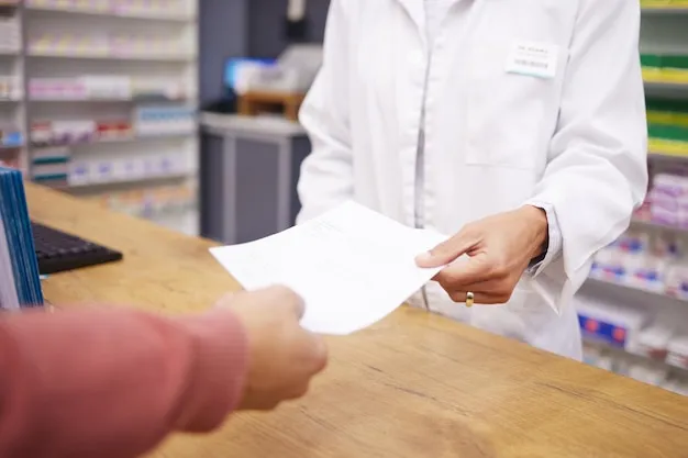 Farmacéutico verificando receta médica en Farmacia Palau.