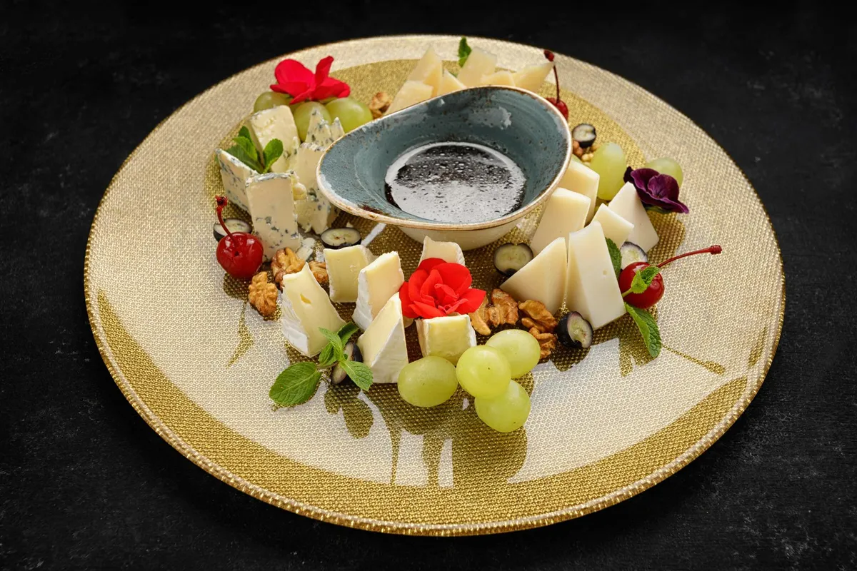 Selección de tapas gourmet presentadas con estilo artístico.