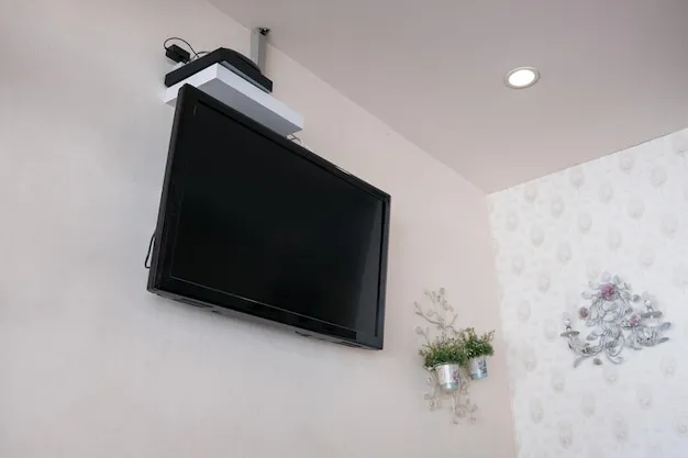 Soporte retráctil flush con TV en posición guardada.