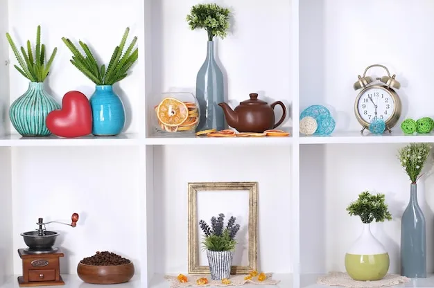 Accesorios decorativos en estantería.