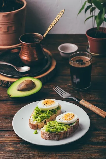 Tostada saludable con aguacate y toppings frescos.