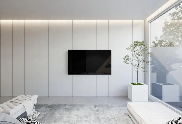 Soporte fijo para TV en pared con televisor de tamaño mediano.