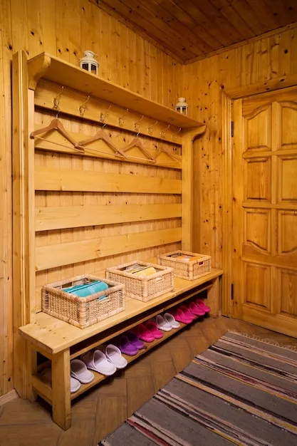 Sauna clásica de cedro con diseño rústico y vapor visible.