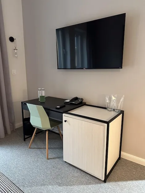 Soporte esquinero para TV en ángulo de pared.