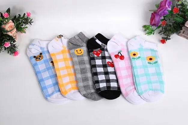 Calcetines infantiles con patrones divertidos.
