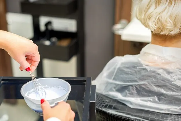 Estilista decolorando cabello con productos protectores.