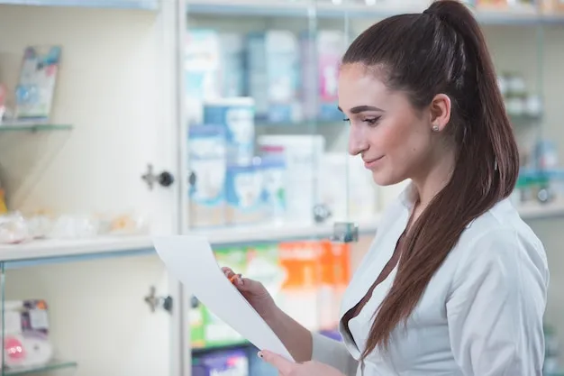 Farmacéutico preparando medicamento recetado en Farmacia Palau.