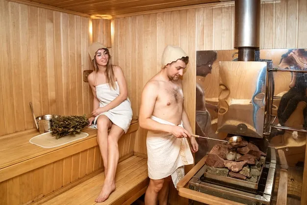 Equipo experto presentando una sauna de lujo en un ambiente moderno y acogedor.