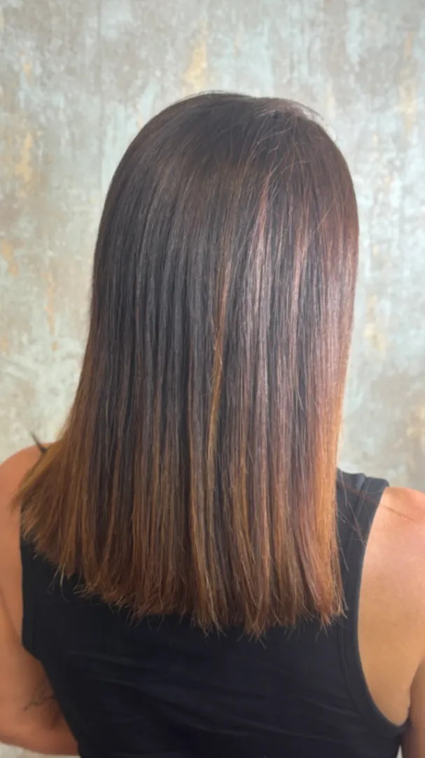 Resultado de alisado keratina con cabello sedoso y recto