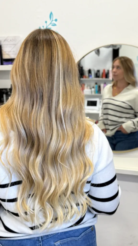 Ejemplo de balayage brasileño en cabello largo y ondulado