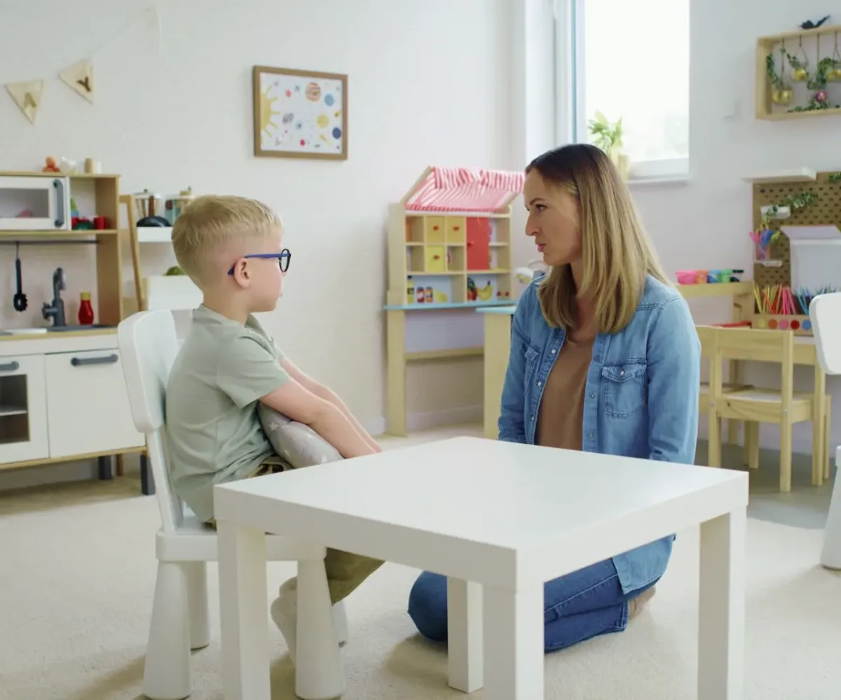 Terapeuta realizando análisis conductual con niño.