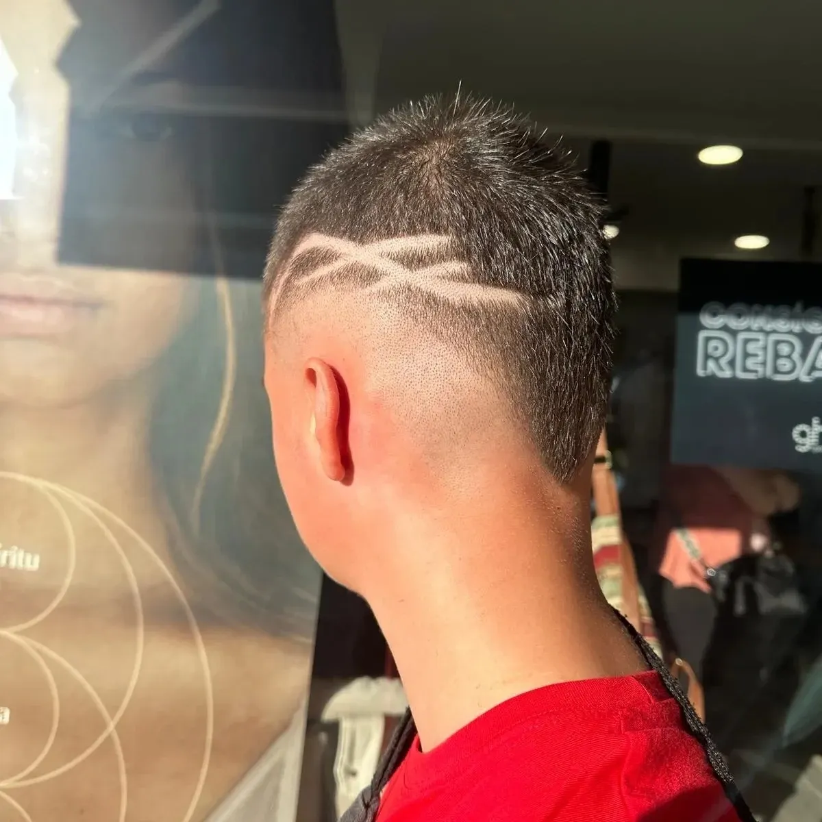 Detalle de tijeras profesionales realizando un corte de precisión.