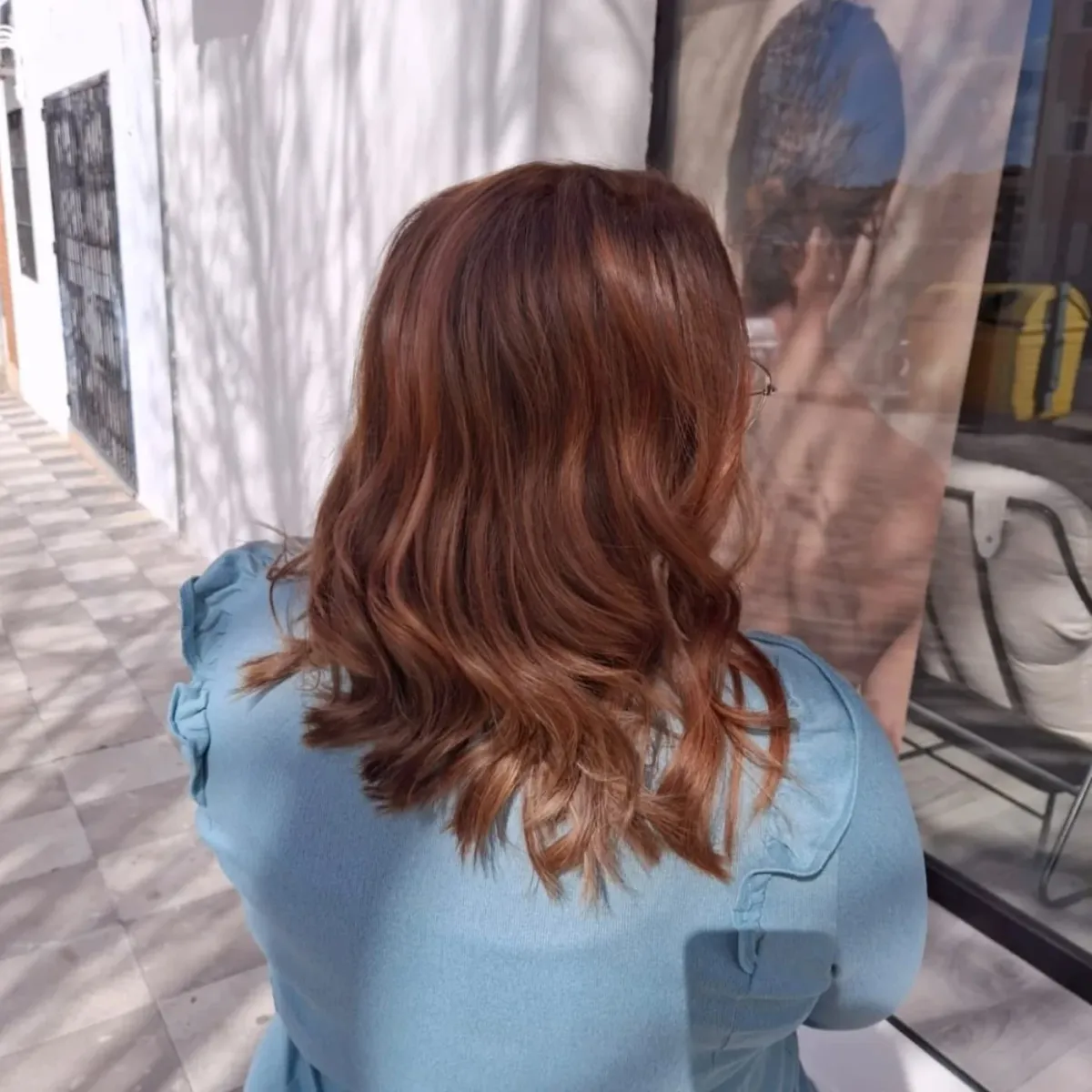 Aplicación de mechas con papel de aluminio para iluminación capilar.