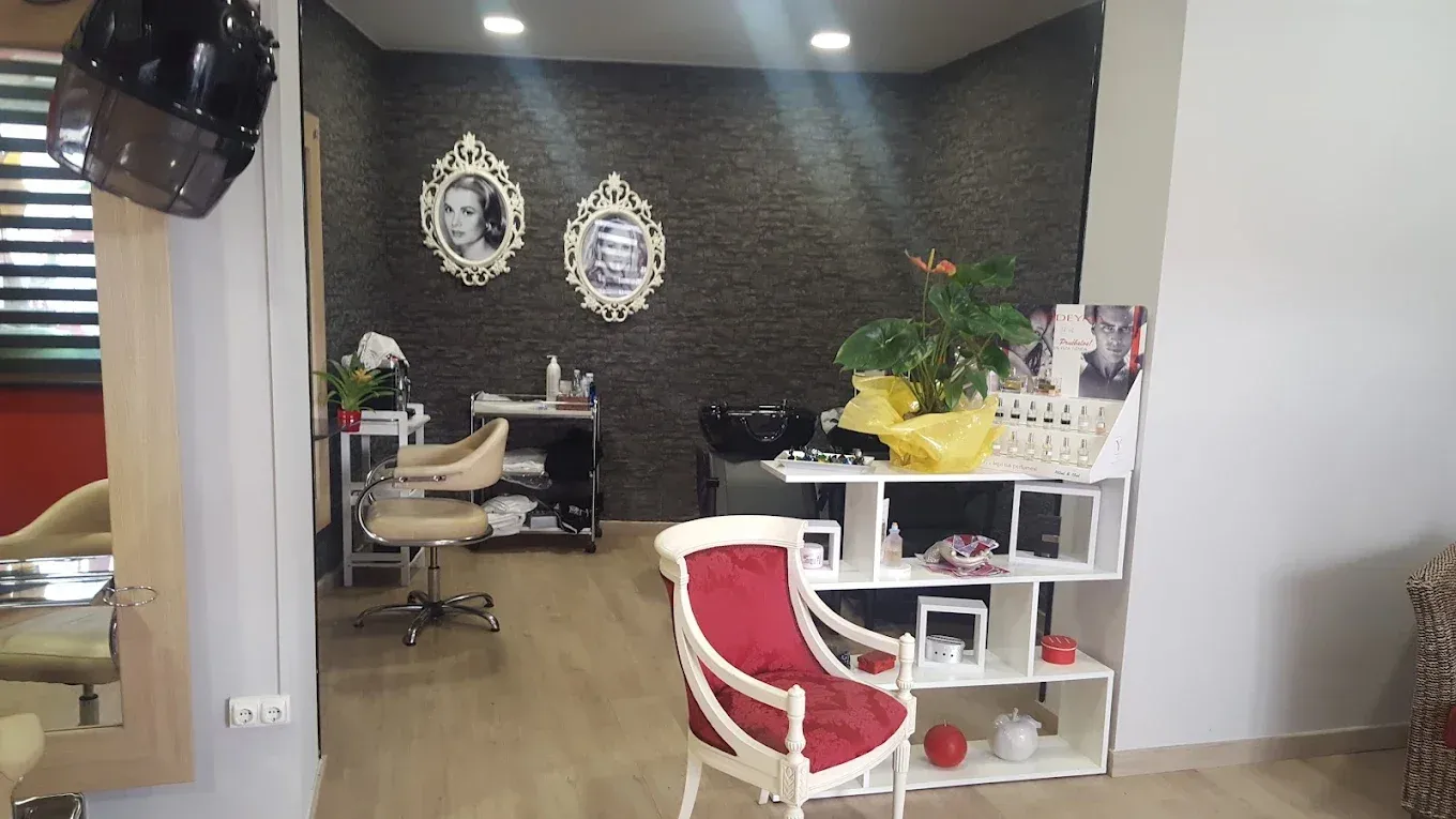Interior de Peluquería Ana con estilo rococó y mobiliario elegante.