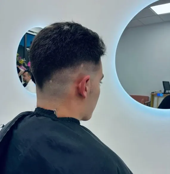 Servicio de corte y estilismo capilar profesional.