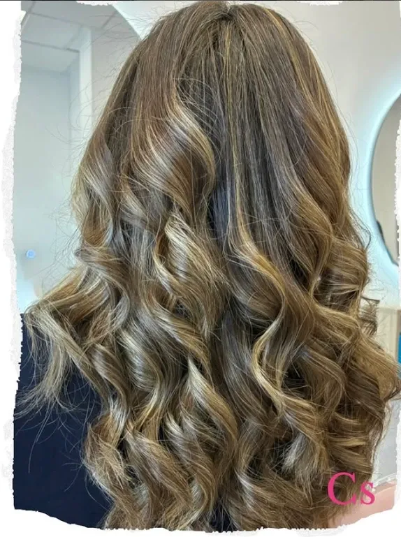 Proceso de coloración capilar con productos de alta gama.