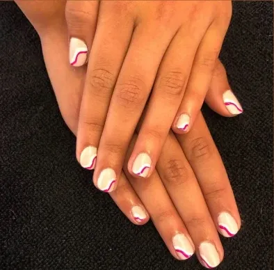 Servicio de manicura profesional.