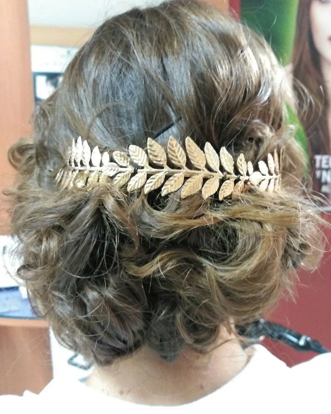 Peinado elegante y profesional realizado en el salón.