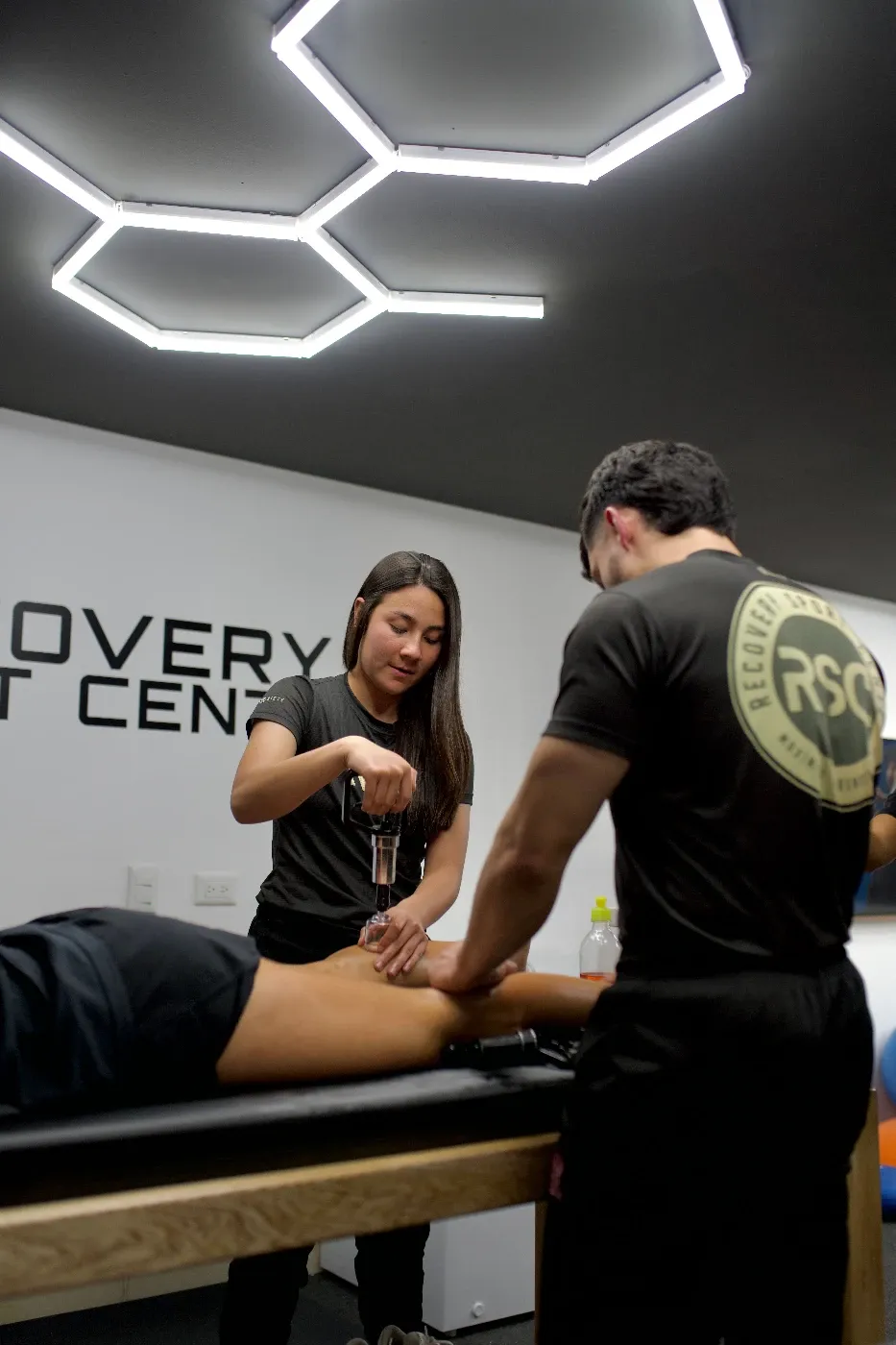 Sesión de fisioterapia deportiva enfocada en un paciente activo.