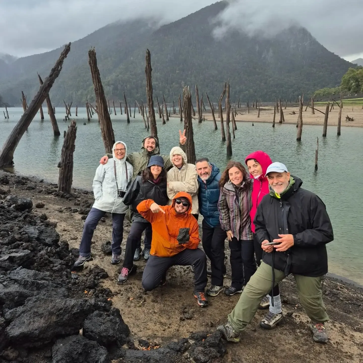 Equipo de expedición de Likan Kura en una orilla rodeada de naturaleza.