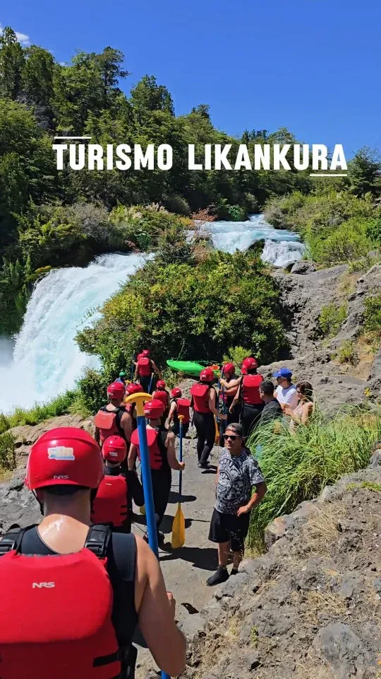 Vehículo de transporte turístico recorriendo los paisajes de Melipeuco.