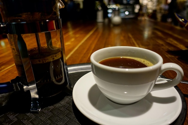 Café espresso servido en la barra de Bar Trosky.