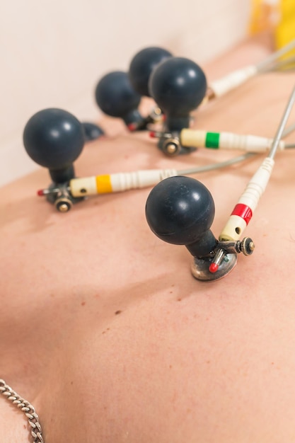 Tratamiento con DIPEA para dolor de espalda en sesión de fisioterapia.