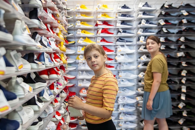 Equipo profesional revisando zapatos infantiles en almacén mayorista.