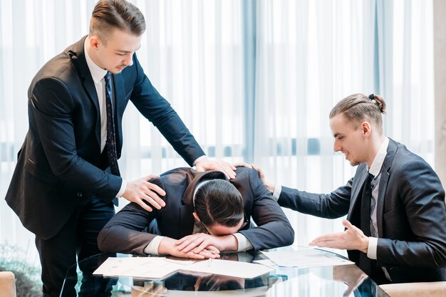 Abogado asesorando en caso de accidente vial.