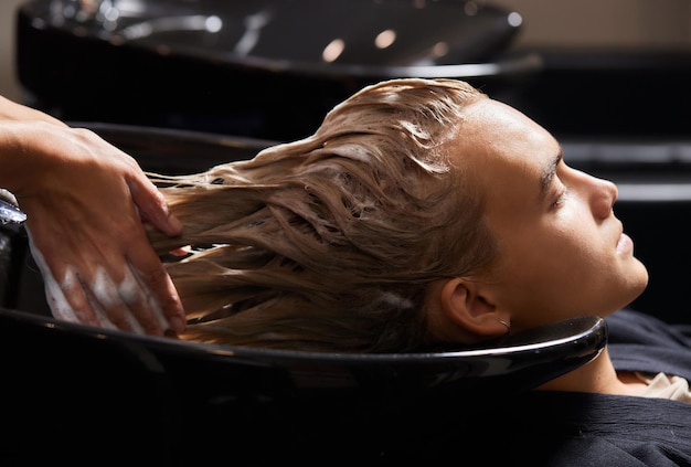 Aplicación de máscara hidratante en cabello.