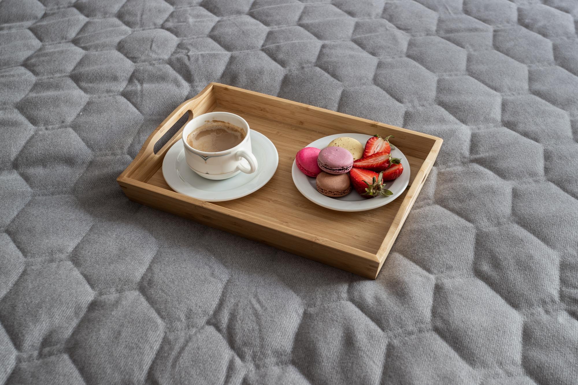 Bandeja de bebidas de cortesía en la habitación del Hôtel Joyet de Maubec.