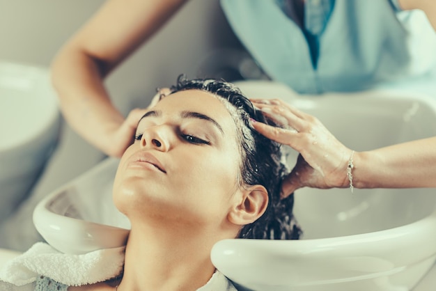 Aplicación de máscara hidratante en cabello.