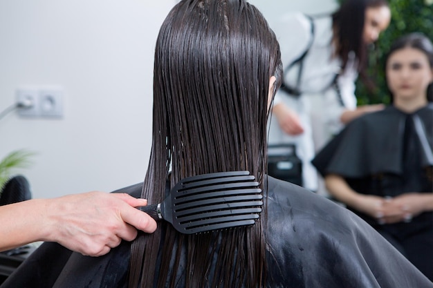 Tratamiento de keratina durante sesión en peluquería.