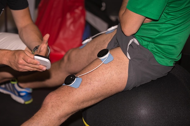 Fisioterapeuta tratando lesión deportiva con dispositivo DIPEA.