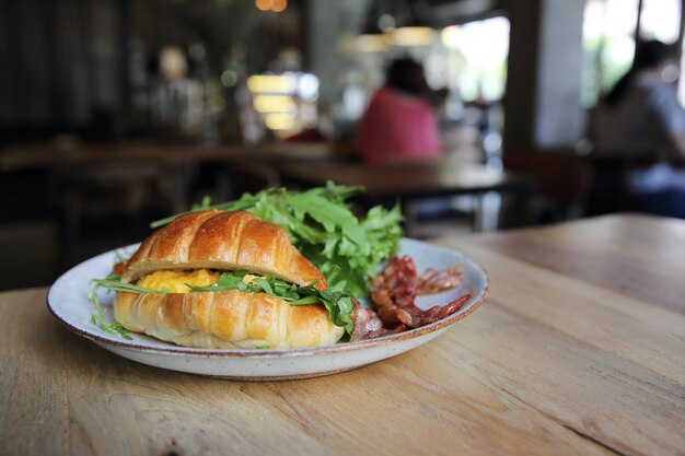 Bocata recién hecho listo para desayunar.