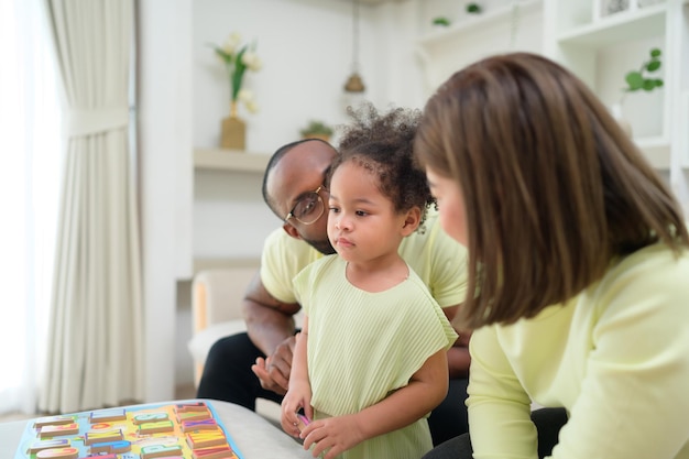 Sesión de terapia ABA en el hogar con familia involucrada.