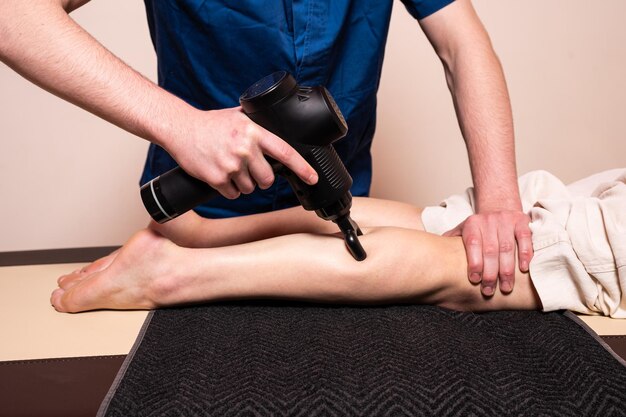 Aplicación de electroacupuntura con DIPEA en rodilla inflamada.