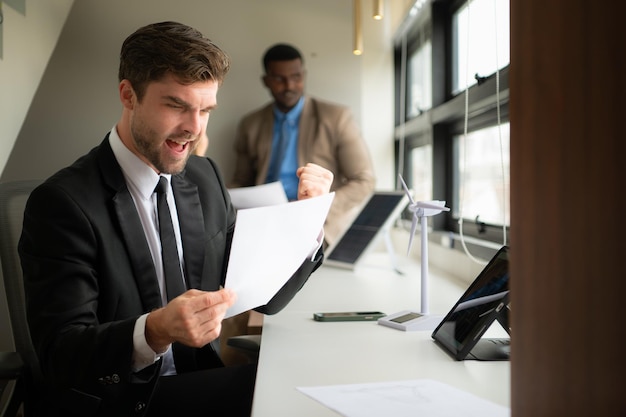 Carpeta con certificados administrativos listos.